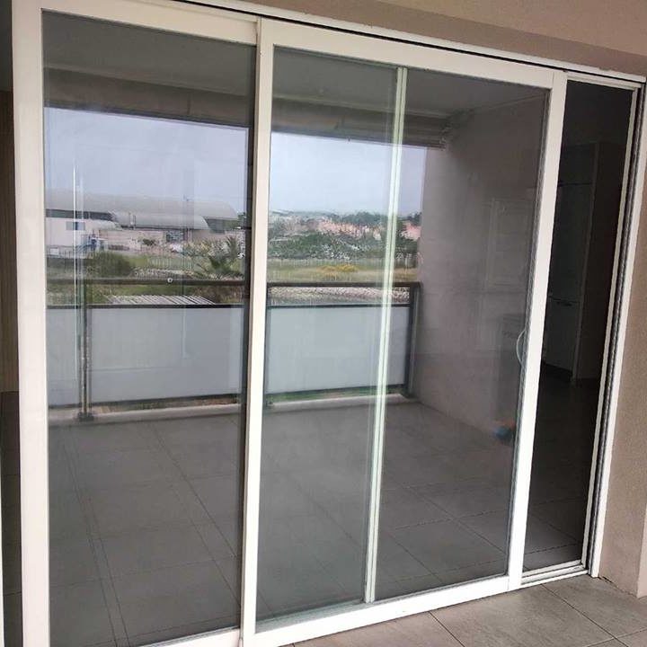 Portes coulissantes blanches sur balcon par Gilbert Ferreres à Frontignan