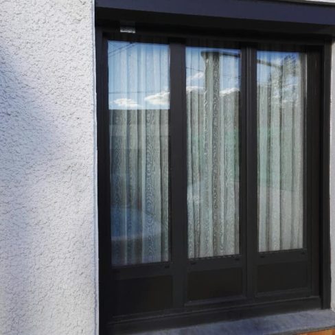 Porte fenêtre trois carreaux brun entreprise ferreres gilbert frontignan